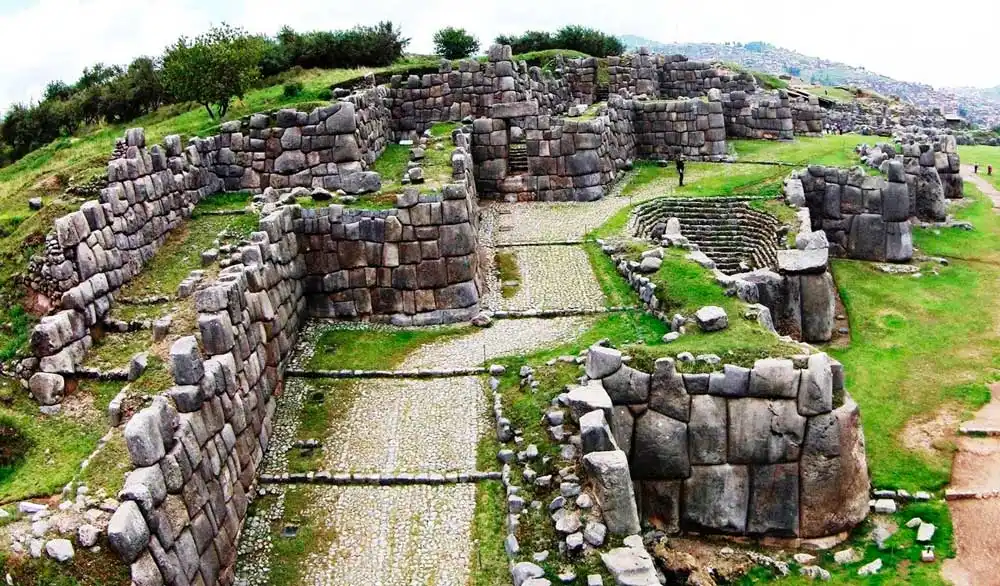 Caminata a Saqsayhuaman